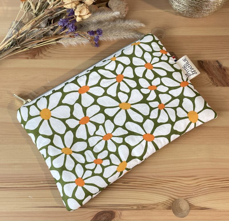 pochette plate en tissu coton grosse fleur sur fond vert