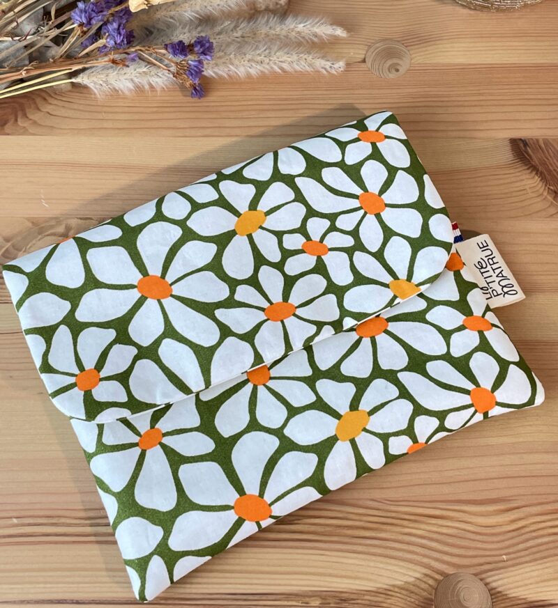 pochette pour liseuse en tissu coton grosse fleur sur fond vert