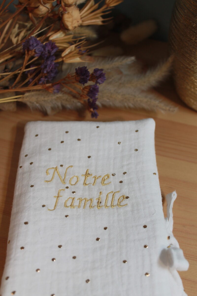 protège livret de famille en double gaze blanche à pois doré brodé