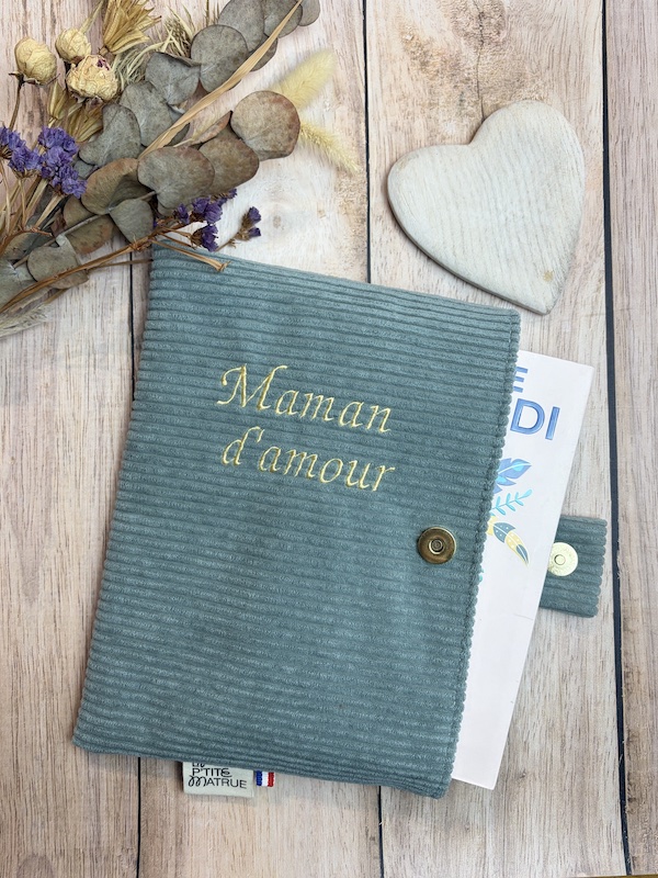 Pochette à livre broché en velours côtelé vert lichen avec broderie: Maman d'amour