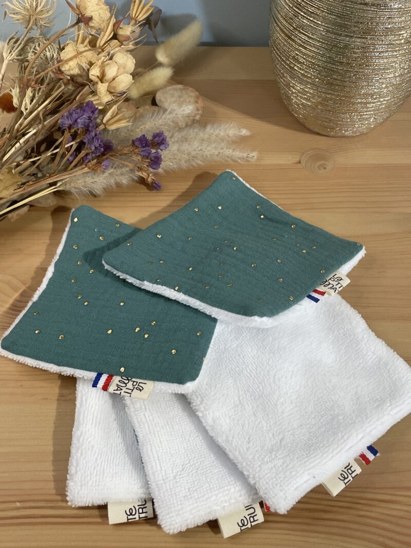 lot de lingettes en double gaze vert à pois doré et éponge de bambou