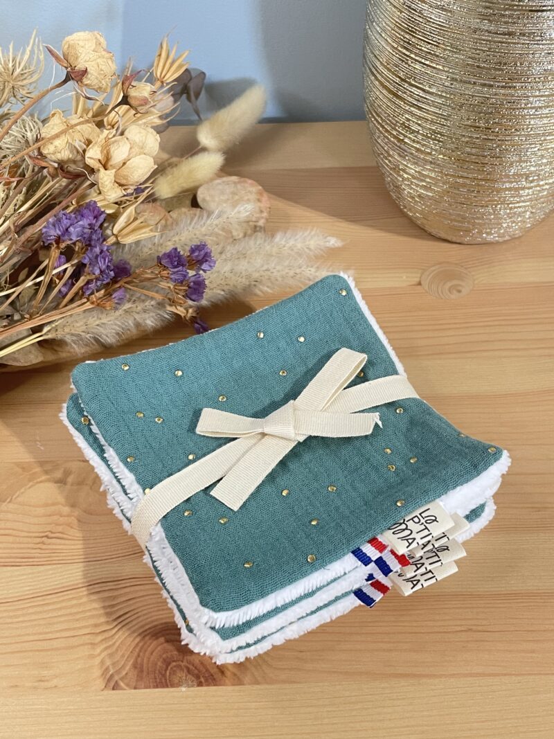 lot de lingettes en double gaze vert à pois doré et éponge de bambou