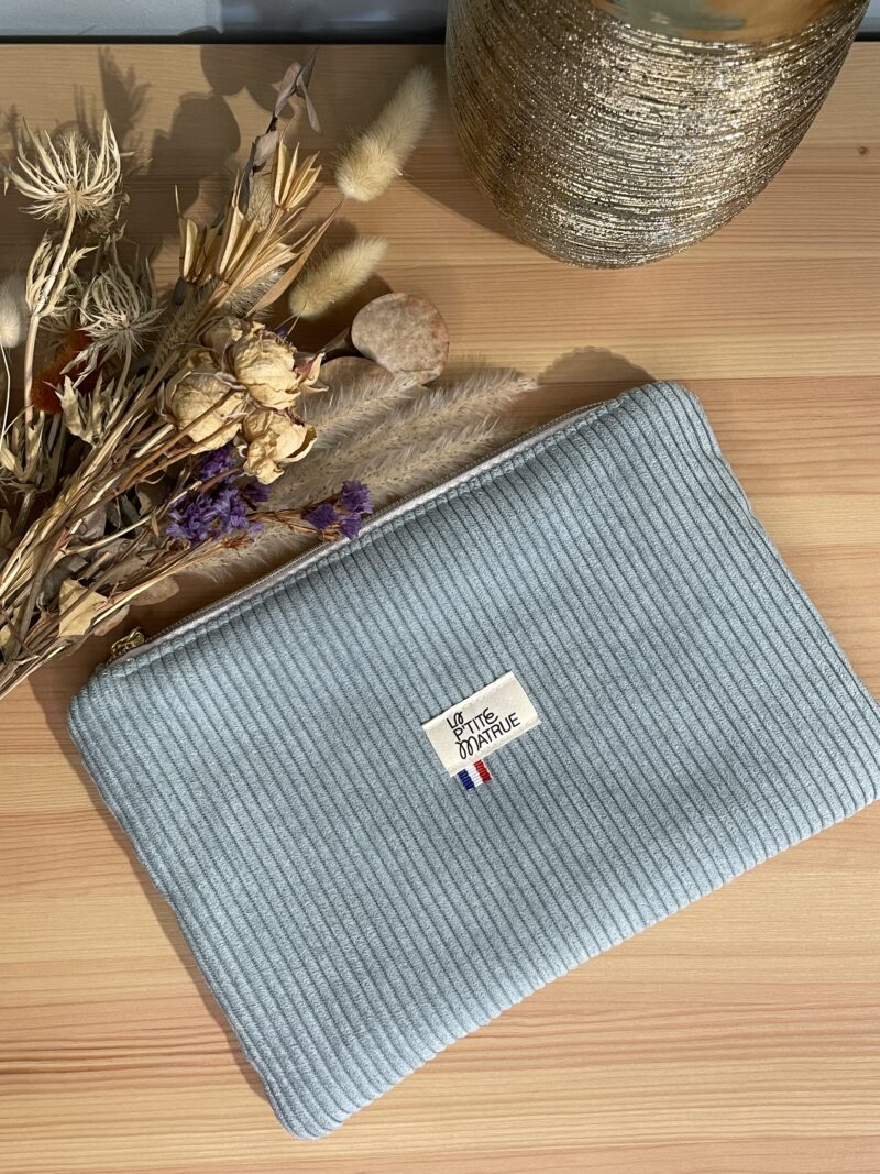 pochette plate en velours côtelé bleu