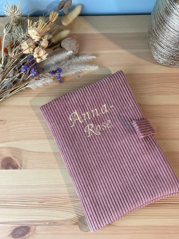 protège carnet de santé en velours côtelé vieux rose et brodé