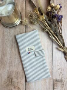 protège livret de famille fait main en tissu coton à rayure blanche et sable