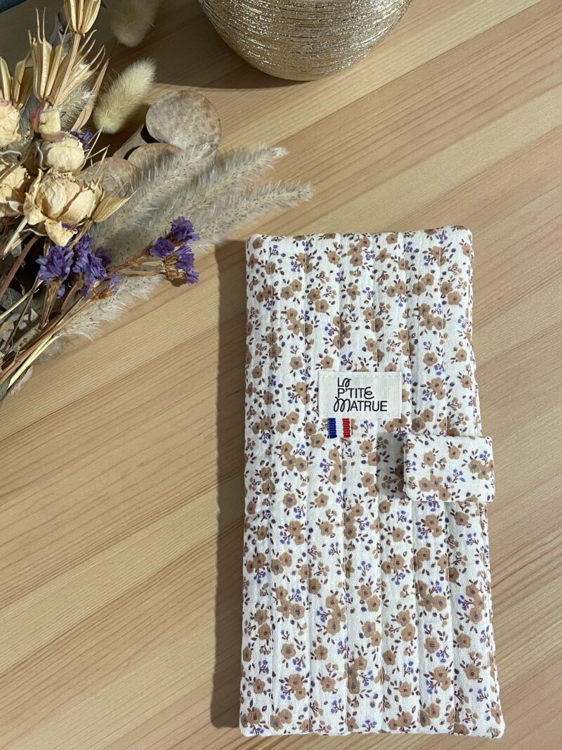 protège livret de famille en double gaze fleurs camel matelassé et fermeture aimantée.