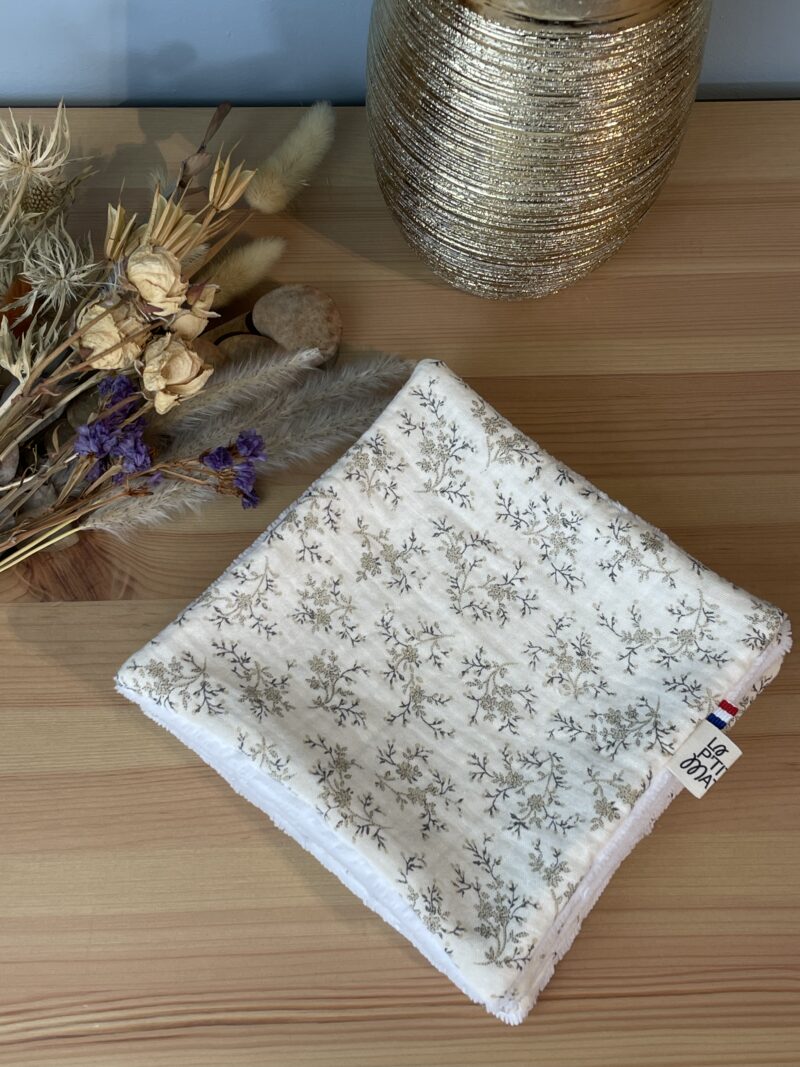 Lingettes en double gaze biologique Colette avec des petites fleurs verte sur fond beige, éponge de bambou blanche en dessous