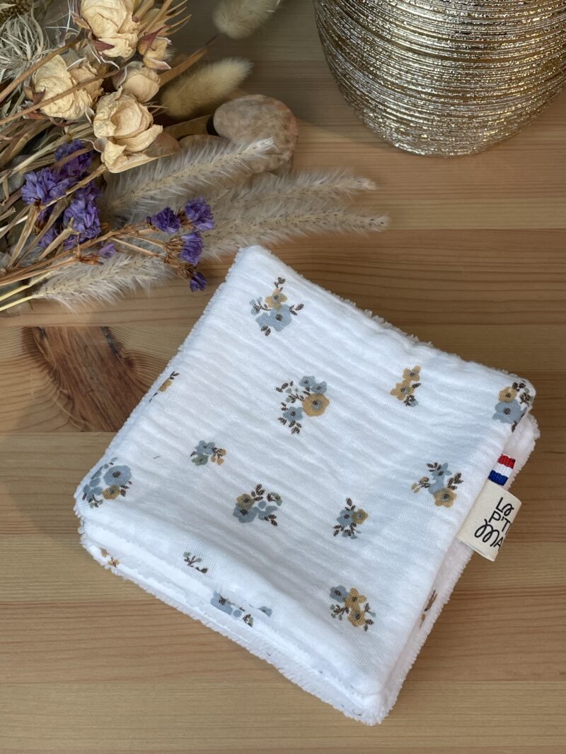 lot de 5 lingettes en double gaze fleurie bleu et éponge de bambou blanche