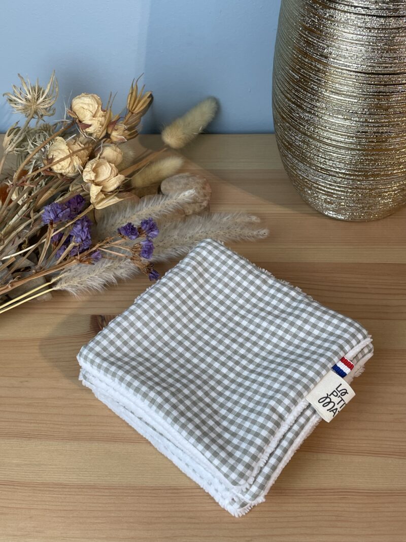 lingettes en coton vichy sable petit carreaux et éponge de bambou blanche
