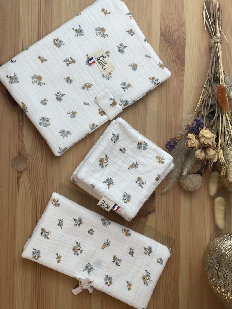 ensemble en double gaze fleur bleue