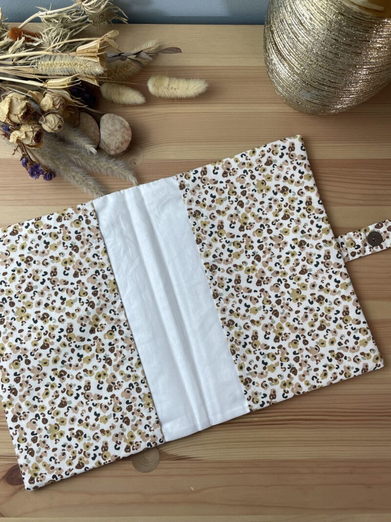 Protège carnet de santé en coton léopard rose et fermeture aimantée