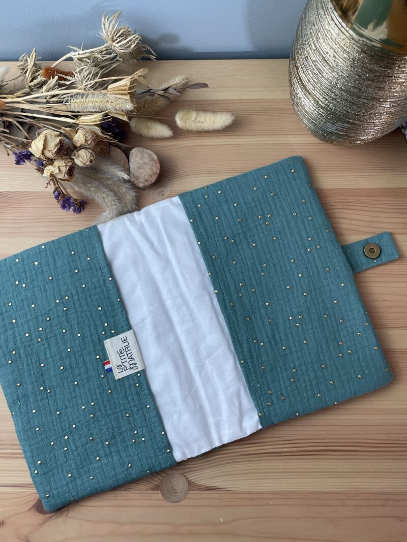 Protège carnet de santé en double gaze à pois doré eucalyptus et fermeture aimantée