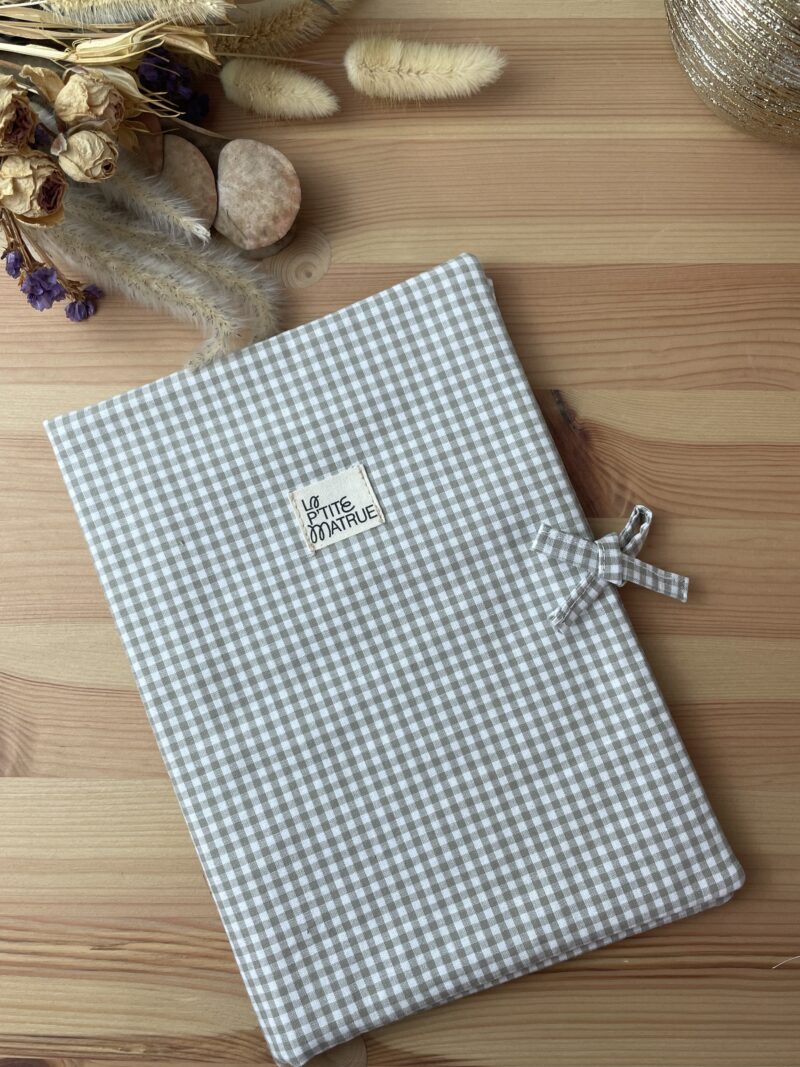 Protège carnet de santé en coton vichy sable et fermeture à nouer