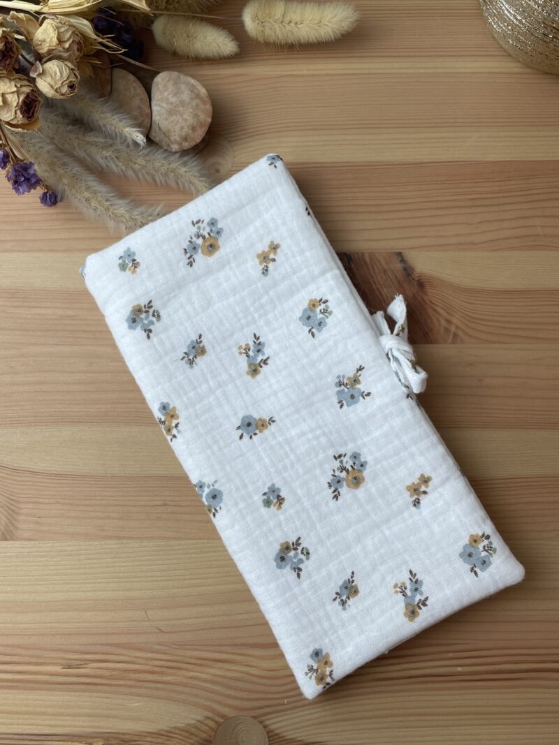 protège livret de famille en double gaze fleur bleu et fermeture à nouer