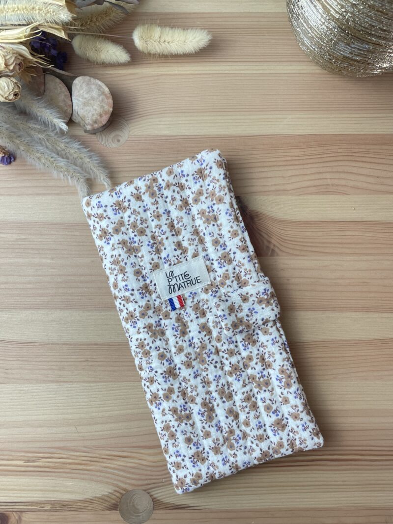 protège livret de famille matelassé en double gaze fleur camel et fermeture aimantée