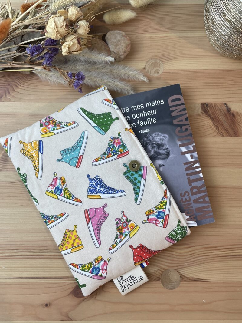 Pochette à livre de poche dans un tissu coton imprimé converse.
