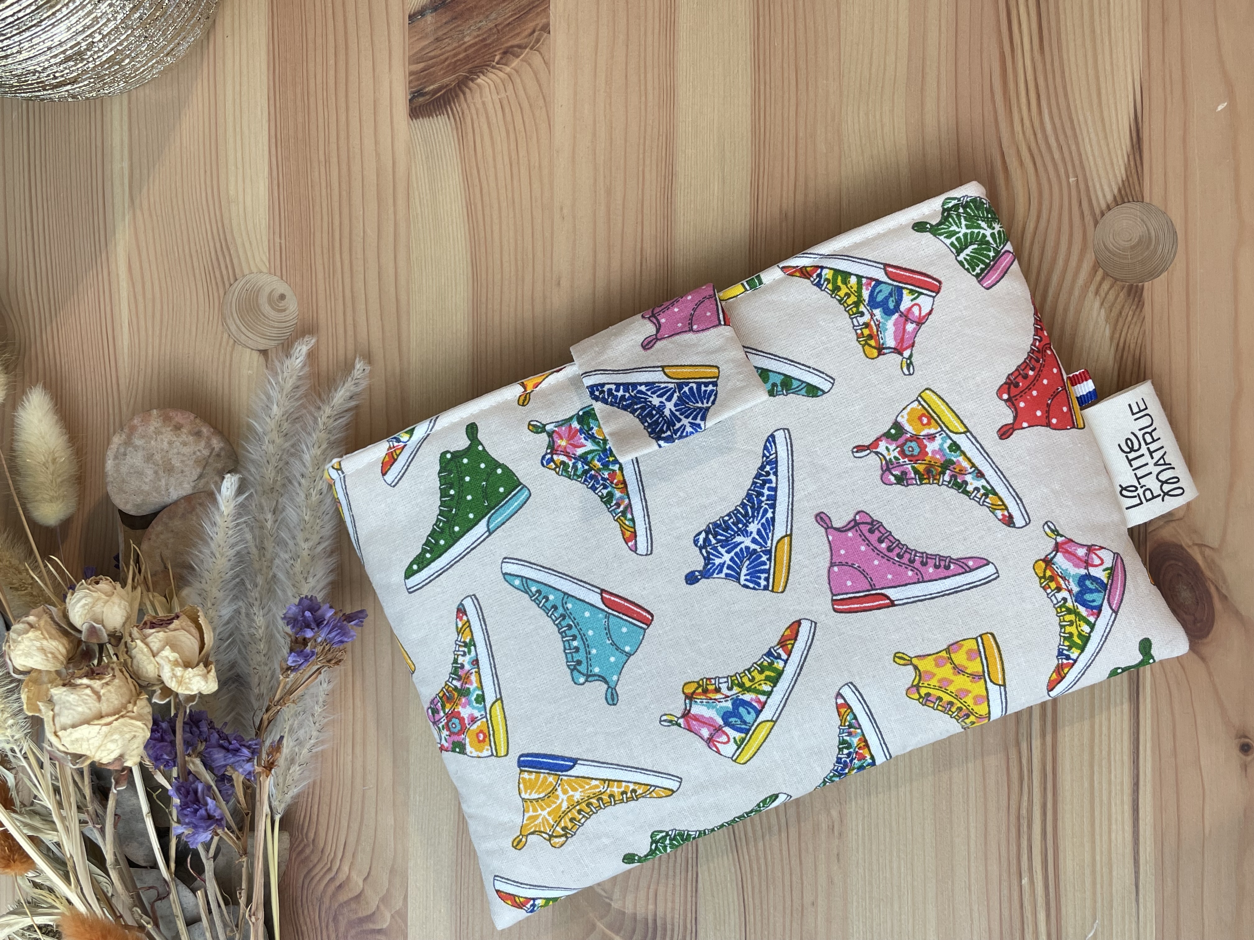 Pochette à livre de poche dans un tissu coton imprimé converse.