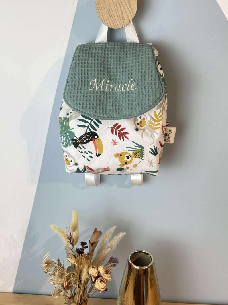 Sac a dos enfant avec rabat en nid d'abeille brodé et le corps du sac en tissu coton savane