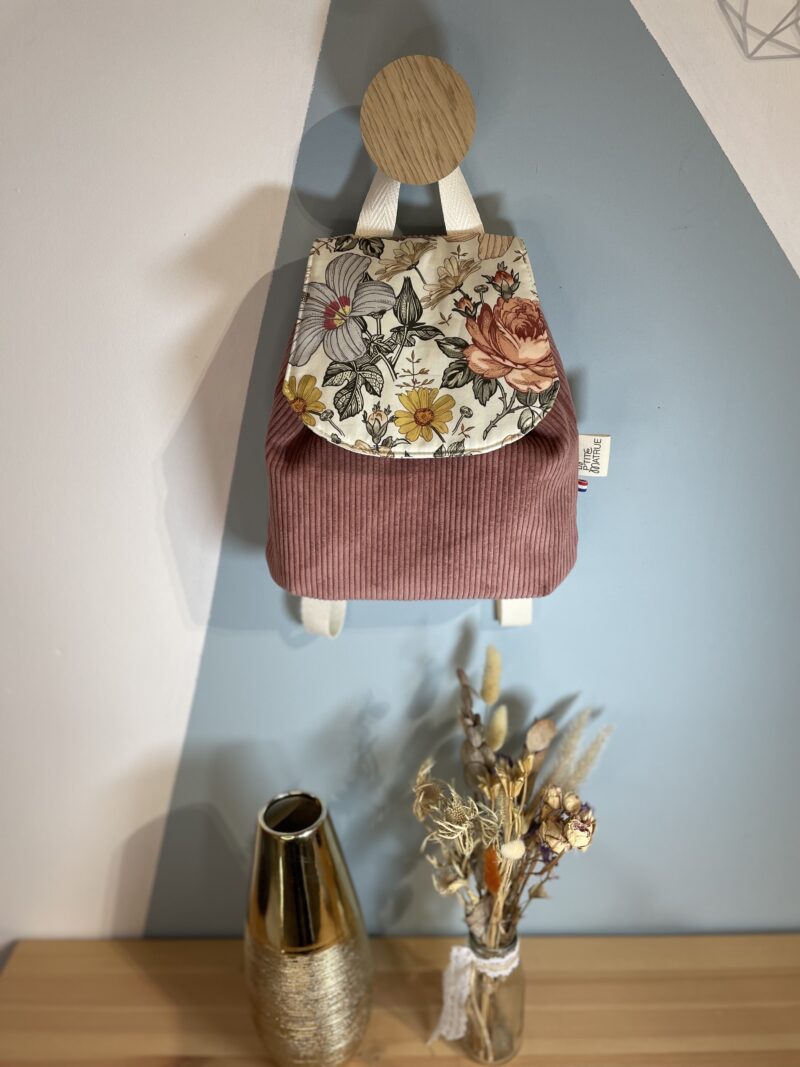sac a dos simple rabat en tissu coton grosse fleur et le corps en velours vieux rose