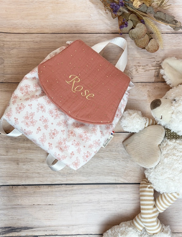 sac a dos maternelle avec broderie sur le rabat. Broderie Rose