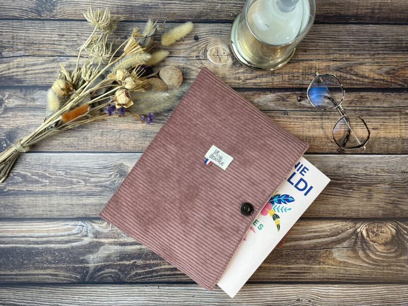 pochette livre broché en velours côtelé vieux rose et livre