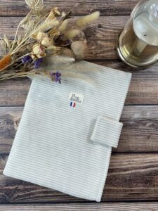 Pochette livre broché en velours côtelé beige