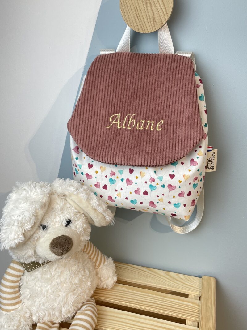 sac a dos enfant avec rabat en velours côtelé vieux rose brodé "Albane" et corps du sac en tissu coton coeur