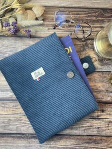 Pochette livre broché velours côtelé bleu jean