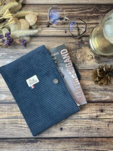 pochette à livre de poche en velours côtelé bleu jean