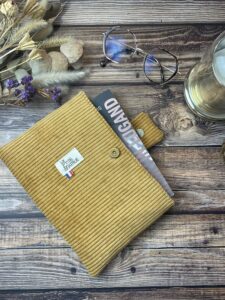 pochette à livre de poche en velours côtelé ocre