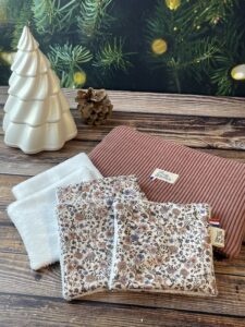 coffret noel fleur rose pochette plate en velours rose et lingette rose