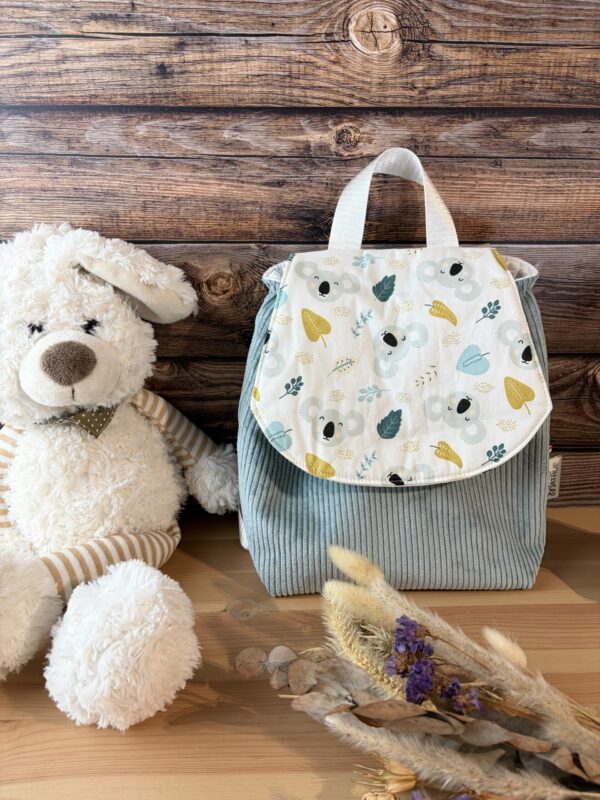 Sac a dos enfant pour la crèche ou maternelle. Tissu koala sur le rabat et velours côtelé bleu sur le corps du sac.