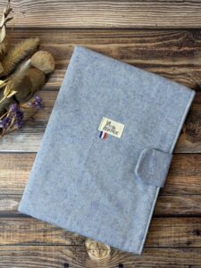 pochette livre broché avec fermeture aimantée, couleur bleu effet jean