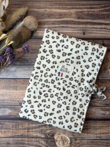 pochette livre de poche en tissu leopard à nouer
