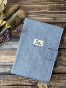 pochette livre de poche avec fermeture aimantée, couleur bleu effet jean