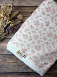 Couverture hiver bébé et enfant tissu biologique fleur parme et tissu doudou