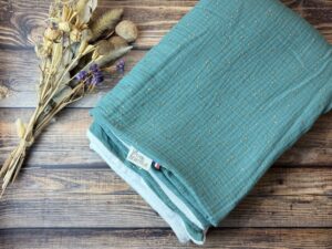 Couverture hiver bébé et enfant tissu double gaze vert à pois doré et tissu doudou