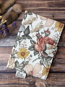 pochette livre de poche avec fermeture aimantée, fleurie
