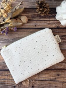 Pochette plate en double gaze de coton blanche à pois doré