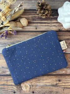 Pochette plate en double gaze de coton indigo à pois doré