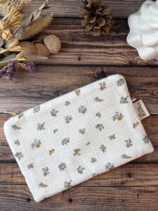 Pochette plate en double gaze de coton petite fleur bleue