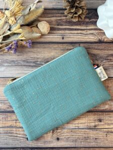 Pochette plate en double gaze de coton vert a pois doré