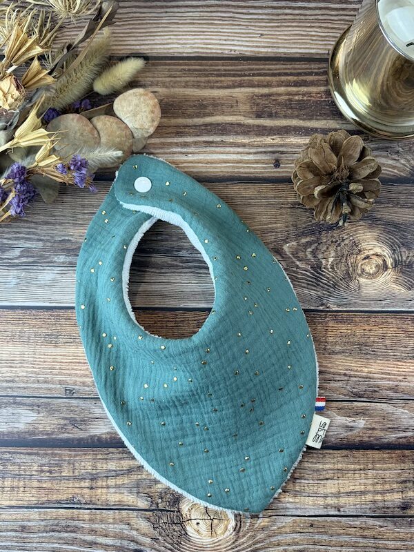 bavoir bandana en double gaze eucalyptus à pois doré et en éponge de bambou blanche.