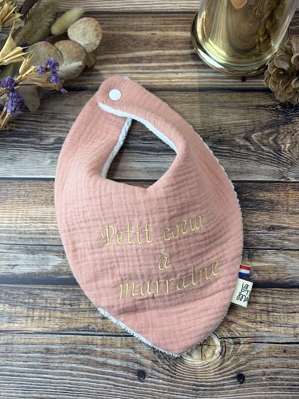 Bavoir bandana en double gaze biologique rose avec broderie "Petit coeur à marraine" et éponge de bambou blanche