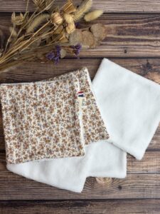 lot de 5 grandes lingettes en double gaze fleur camel et éponge de bambou.