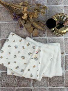 Grandes lingettes en double gaze biologique fleur bleu et éponge de bambou blanche.