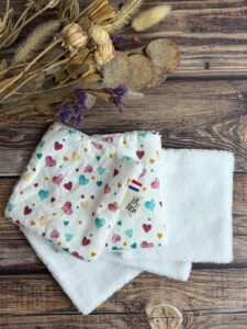 lot de 5 lingettes en coton motif coeur et éponge de bambou.