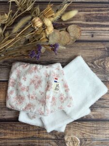 lot de 5 lingettes lavables en coton biologique fleur parme et éponge de bambou.
