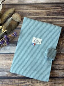 pochette à livre de poche en velours côtelé bleu