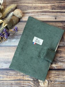 Pochette a livre de poche en velours côtelé kaki avec fermeture aimantée.